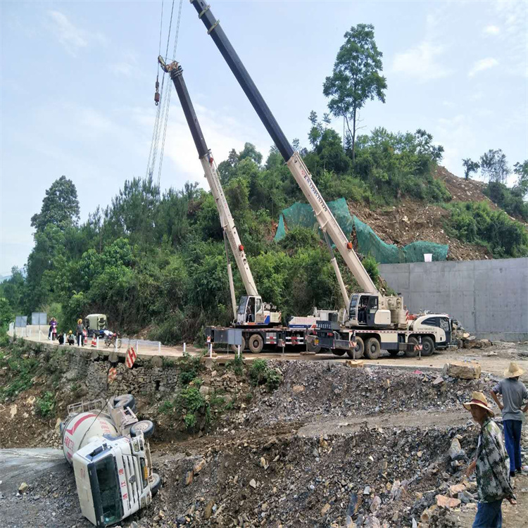 永兴汽车掉沟里叫吊车救援要多少钱